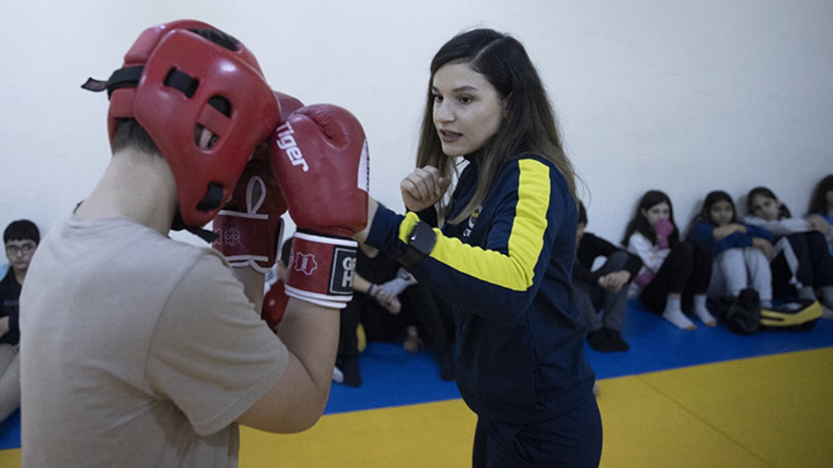 Kick boks şampiyonu Erivan Barut, öğrencilerine örnek oluyor