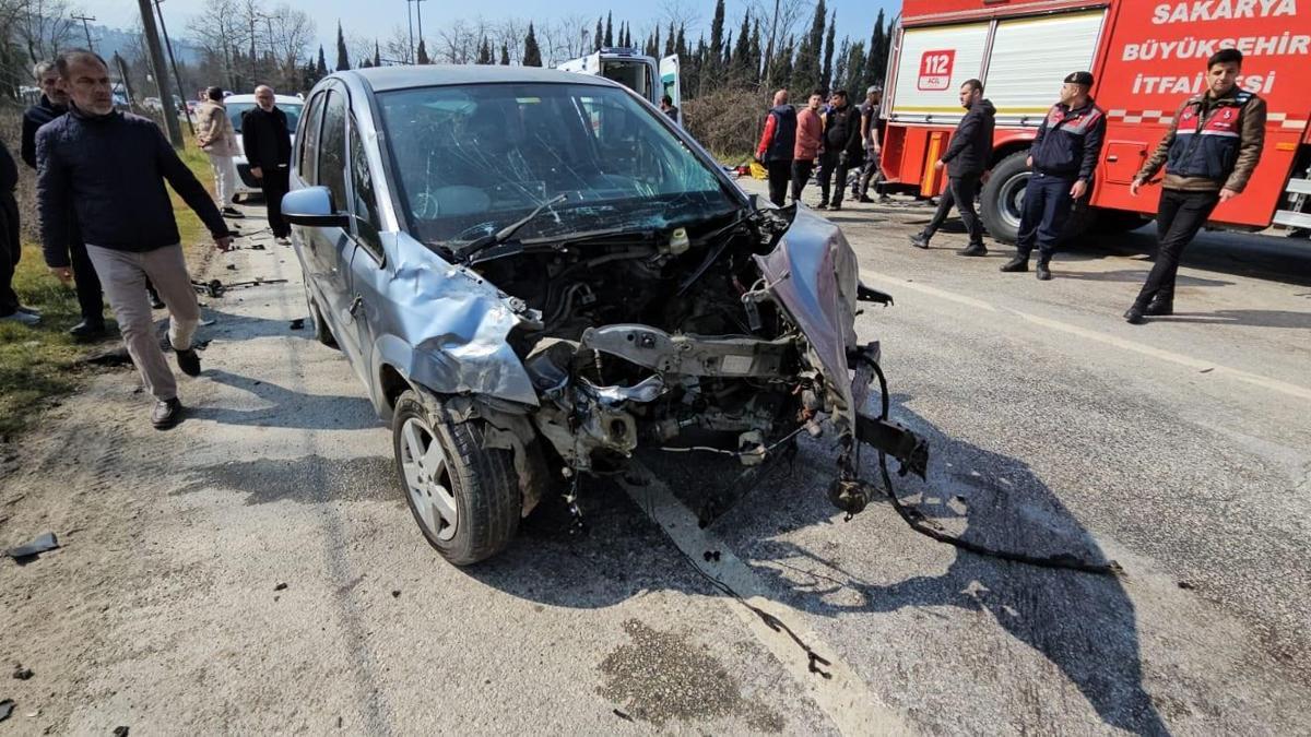 Minibüs ile otomobil çarpıştı; 5’i çocuk 10 yaralı